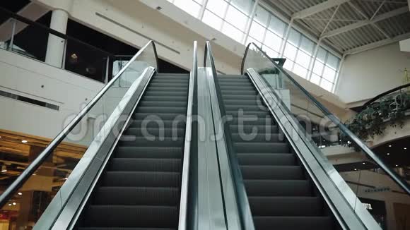 移动楼梯在购物中心上下移动视频的预览图