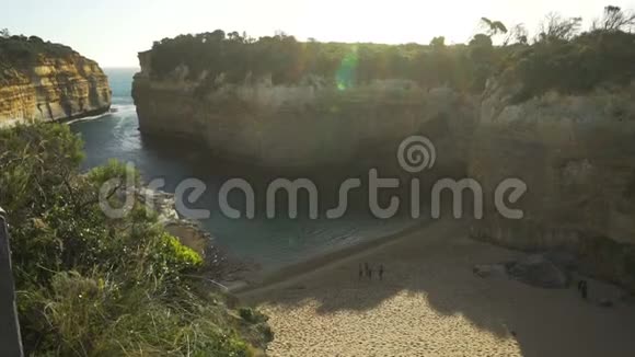 夏季澳大利亚十二使徒海滩的游客视频的预览图