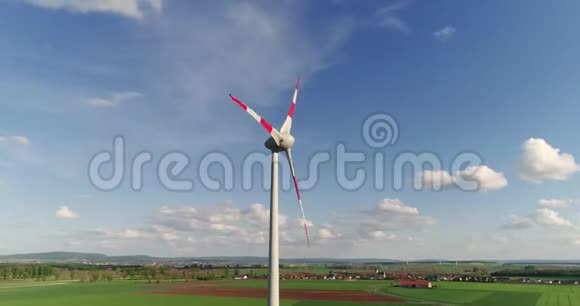 风力发电机的扭转叶片风力发电机特写在村庄的背景上风力发电机特写视频的预览图