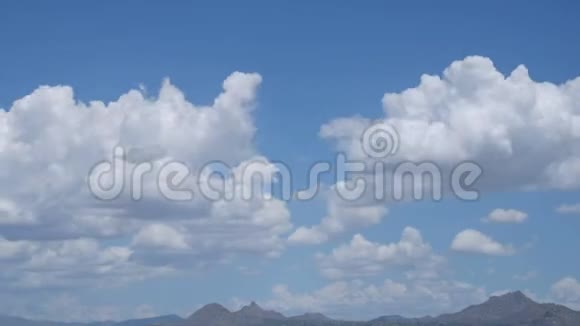 在亚利桑那州上空形成白色的蓬松云视频的预览图