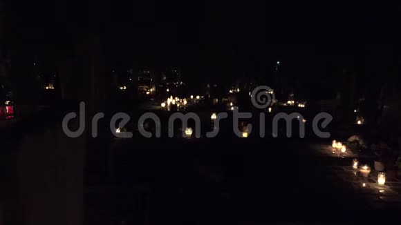 墓碑墓葬墓园里有燃烧的蜡烛4K视频的预览图