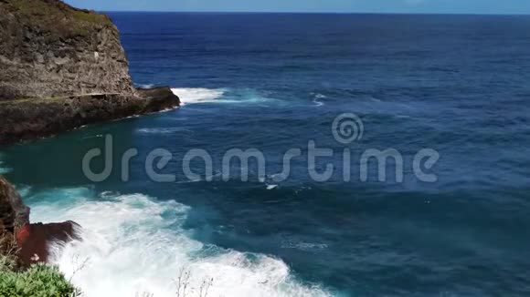 马德拉大西洋北部海岸的山脉和海洋视频的预览图