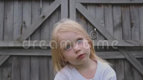 一个蓝眼睛漂亮的金发女孩的肖像视频的预览图