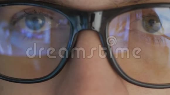 在看电影的人的眼镜中的近距离反射看视频的家伙的双倍曝光宏观视频的预览图
