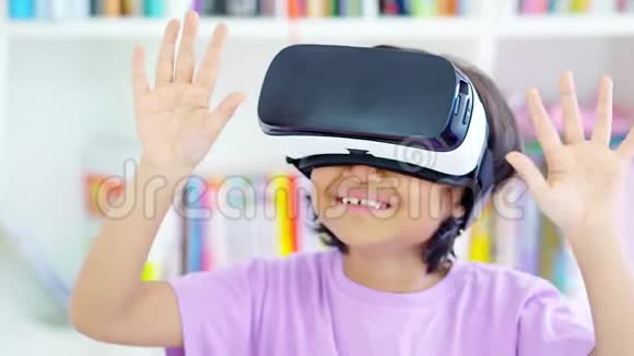 小女孩戴着虚拟现实耳机视频的预览图