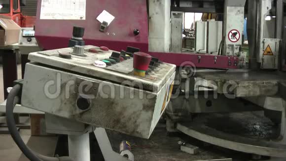 金属带锯工人调整机器并启动视频的预览图
