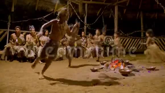丛林中的传统土著仪式视频的预览图