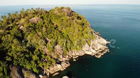 空中无人机俯瞰异国天堂热带海岸悬崖火山石覆盖着绿色丛林视频的预览图