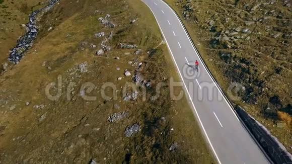 骑自行车的人爬上日落山的岔路口视频的预览图