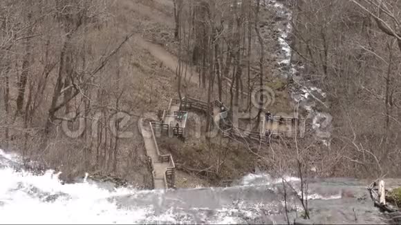 佐治亚州阿米科拉瀑布人们攀登台阶到瀑布顶部的景色视频的预览图