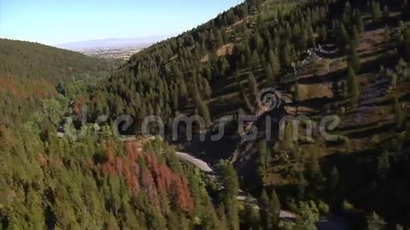 高速公路森林峡谷空中拍摄视频的预览图