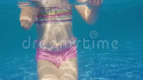 六岁的女孩学会在游泳池里潜水水下视频视频的预览图