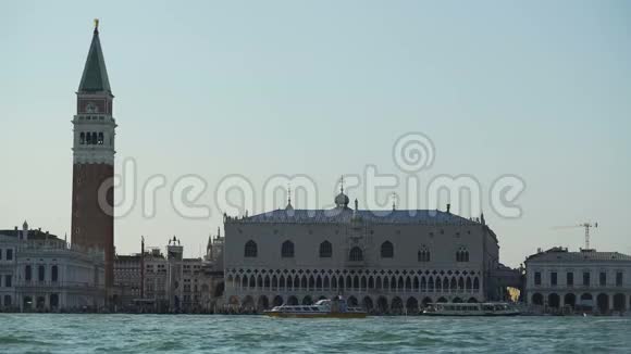 汽艇在威尼斯著名的多吉宫附近航行水上游览旅游视频的预览图