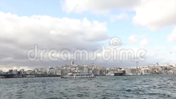 伊斯坦布尔老城区的海岸加拉塔塔和加拉塔大桥合二为一视频的预览图