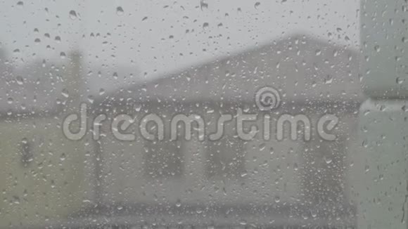 雨中的水滴落在窗上视频的预览图