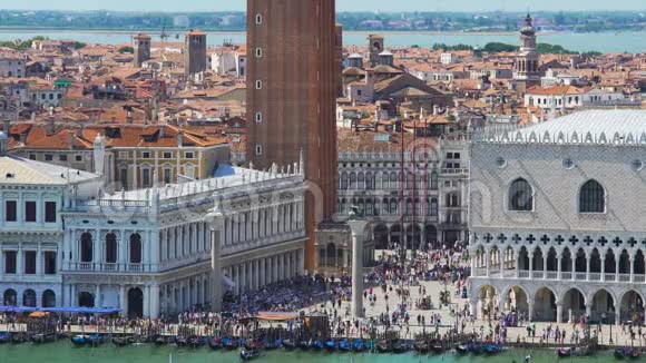在威尼斯圣马可广场上散步的大批游客视频的预览图