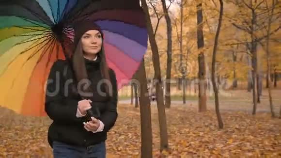 年轻漂亮的女孩独自去秋天公园带着彩色的安贝拉50fps视频的预览图