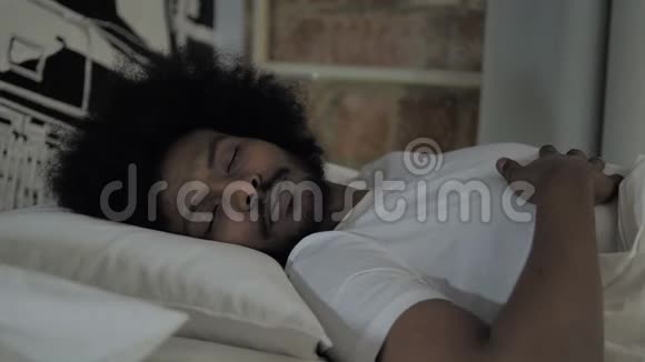 睡在床上的非洲男人视频的预览图