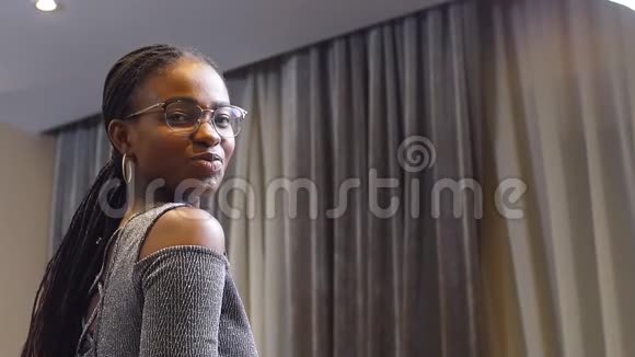 戴眼镜的漂亮非洲女孩的肖像视频的预览图