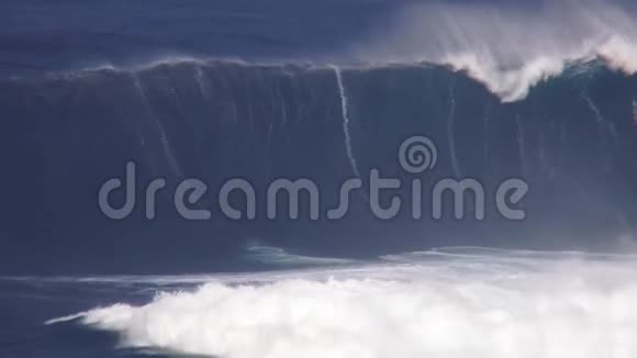 4k阳光明媚的一天巨大的蓝绿色泡沫白色冲浪波在令人惊叹的热带海洋海景中飞溅视频的预览图