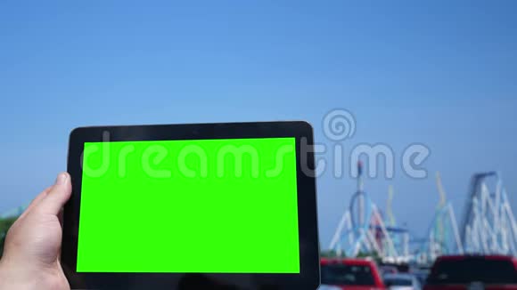 在游乐园用绿色屏幕平板电脑视频的预览图