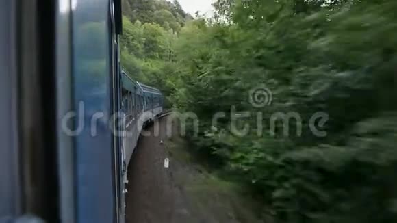 在森林中从火车车窗外倾斜在转弯的火车上眺望前方视频的预览图