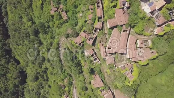 意大利莱诺卡斯特洛山顶废弃村庄的4k自顶向下天线视频的预览图