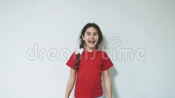 白色背景上幸福惊喜幸福微笑的童女肖像情感大孩子观念生活方式视频的预览图