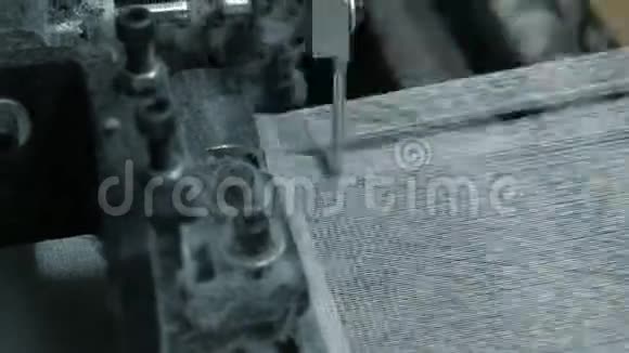 在工厂的现代织布机上制作工艺织物视频的预览图