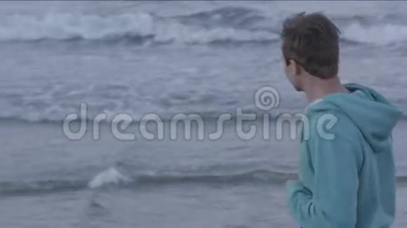 在海边散步的年轻人视频的预览图