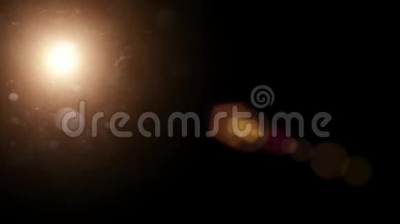 在黑色背景下金球太阳耀斑的通过视频的预览图