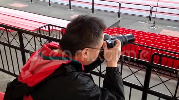摄影师用数码单反相机拍照视频的预览图