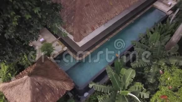 从鸟瞰拍摄带有游泳池的异国温泉酒店暑假视频的预览图
