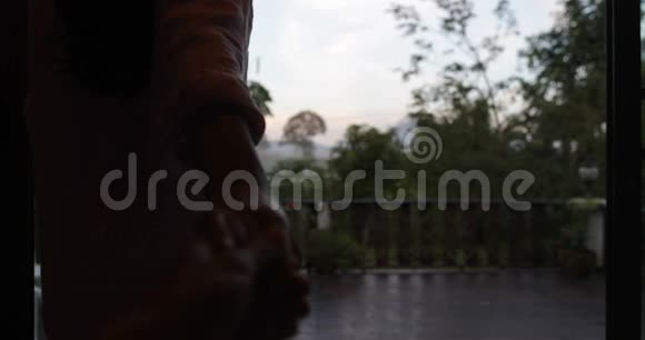 带着热带森林景色的夏日露台上的女人清晨的情侣牵手漫步视频的预览图