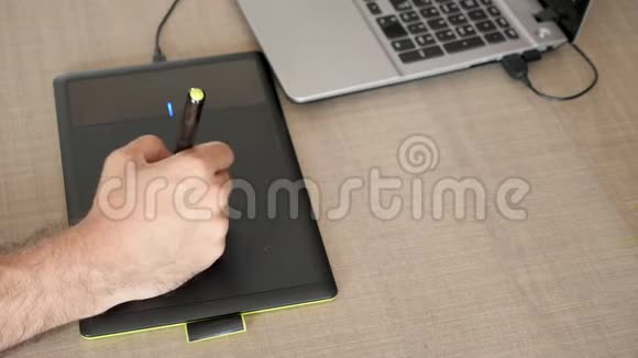 数码平板电脑上平面画师手绘的俯视图视频的预览图