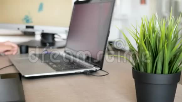 一个人拿着笔在数字平板电脑上画画视频的预览图