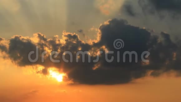 橙色天空与太阳光的时间间隔视频的预览图