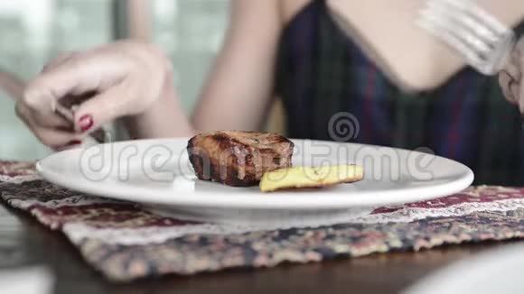 把食物放在盘子里肉和土豆视频的预览图