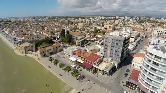 在阳光明媚的一天鸟瞰塞浦路斯拉纳卡市令人惊叹的城市景观视频的预览图