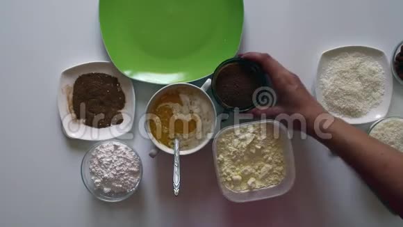这个女孩混合了做糖果的原料在奶粉中加入可可从上面看视频的预览图