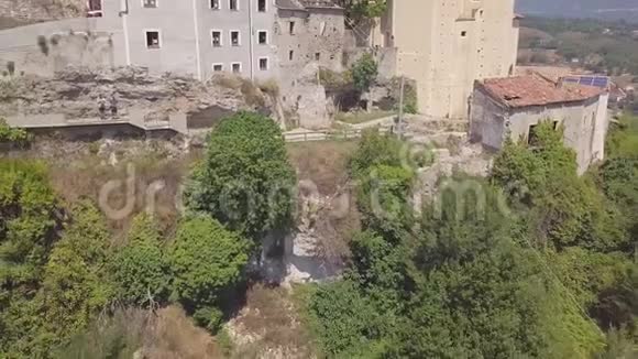 意大利莱诺卡斯特洛山顶废弃村庄的向后空中4k视频的预览图
