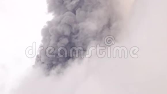当大量的火山灰在天空中喷发时通古拉华火山峰视频的预览图