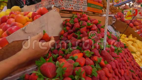 卖家把新鲜草莓放在橱窗里视频的预览图