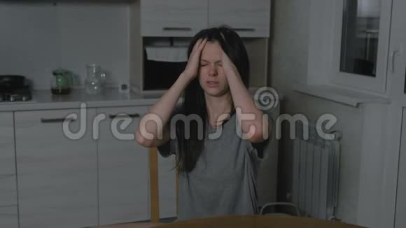 晚上在厨房头痛的女人失眠和抑郁视频的预览图
