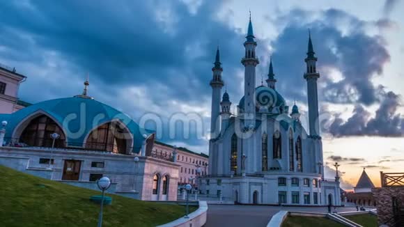 俄罗斯卡赞的库尔谢里夫清真寺时间流逝美丽的夜晚城市景观视频的预览图
