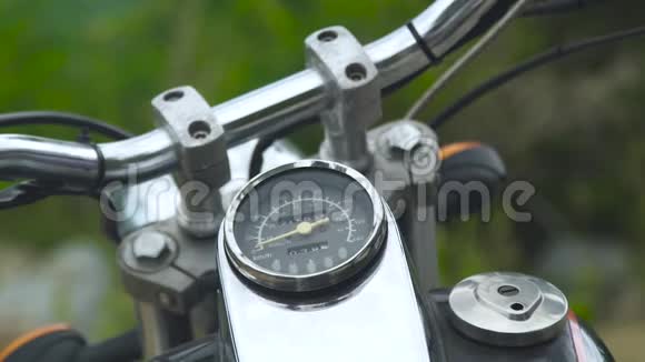 摩托车仪表盘上的速度计关闭设计控制面板摩托车视频的预览图