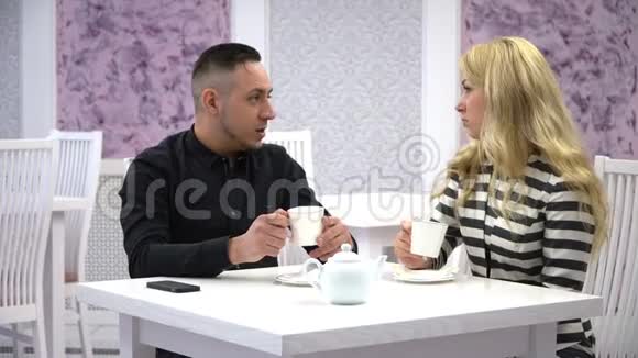 一个男人和一个女孩在咖啡馆里用一杯茶交流视频的预览图