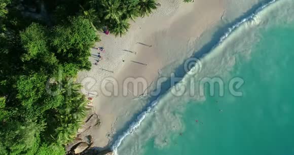 沙滩的鸟瞰图环向海洋纹理俯视海浪缓慢运动飞越热带沙滩和海浪海洋视频的预览图