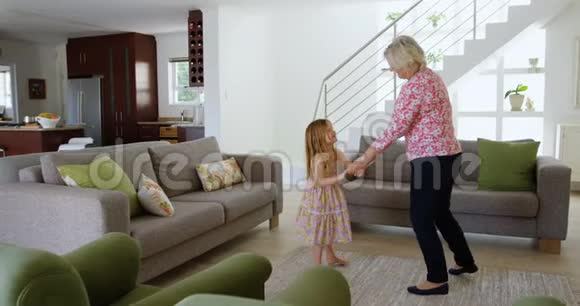 祖母和孙女在客厅跳舞视频的预览图