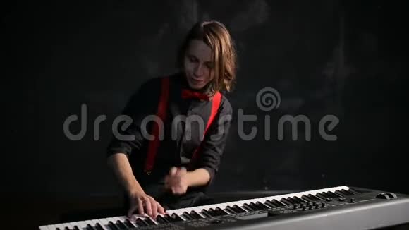 年轻的男音乐家弹钢琴视频的预览图